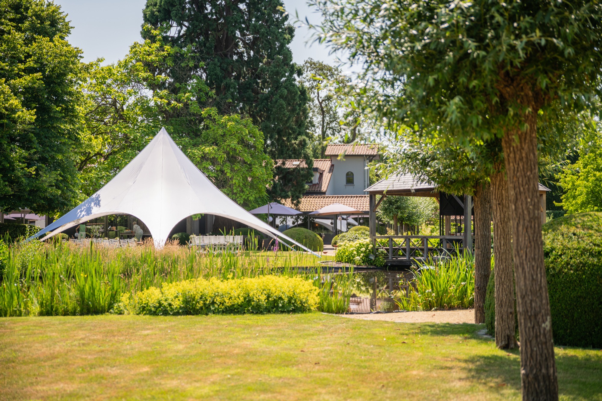 Zomertafel onder de notenboom