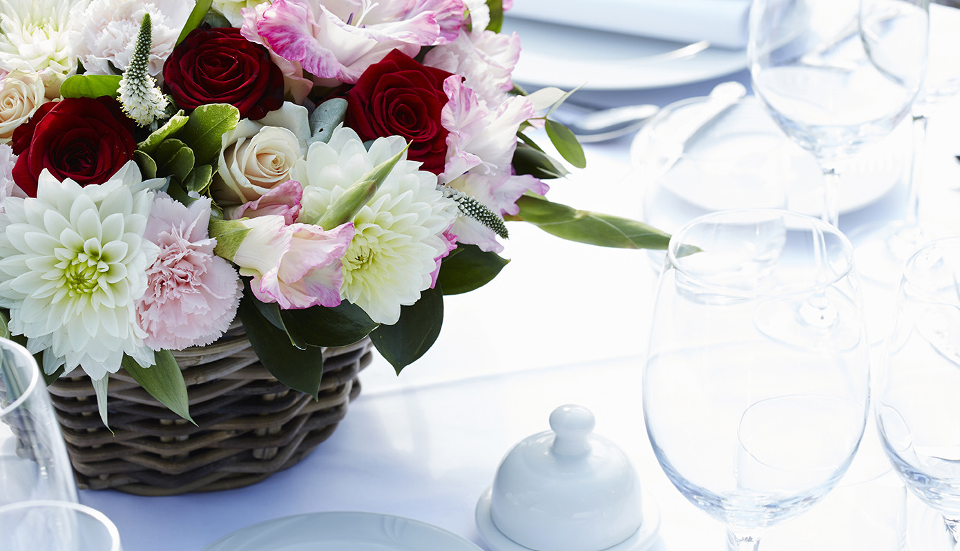 Voorjaarsbloemen op de gedekte feesttafel
