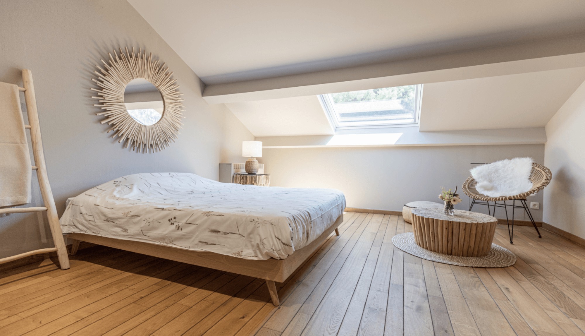 Een tweepersoonsbed in de gastenkamer