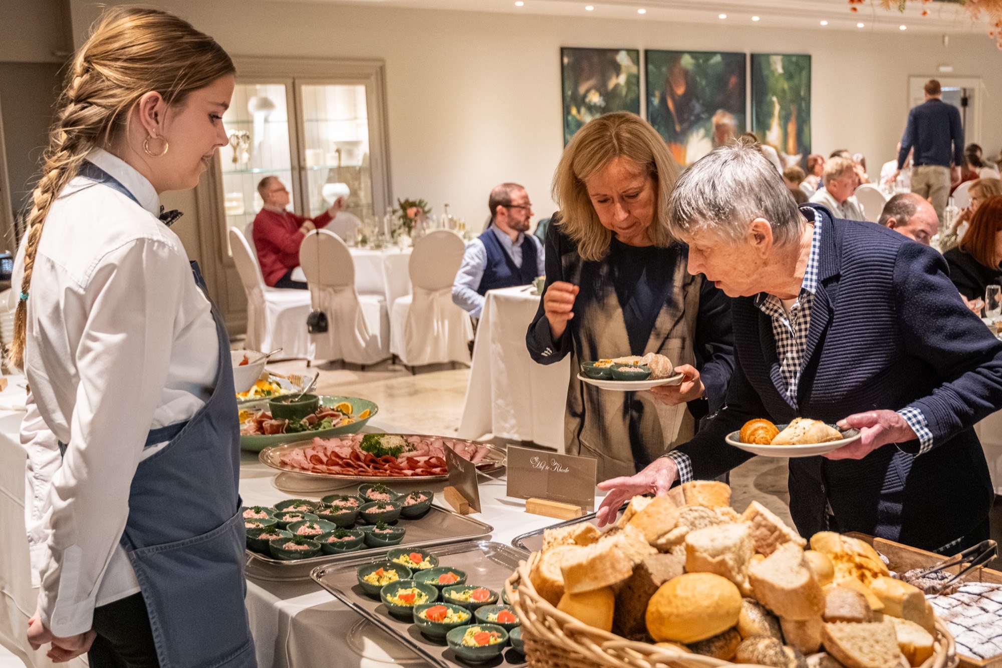 Het team presenteert de gerechten aan het buffet