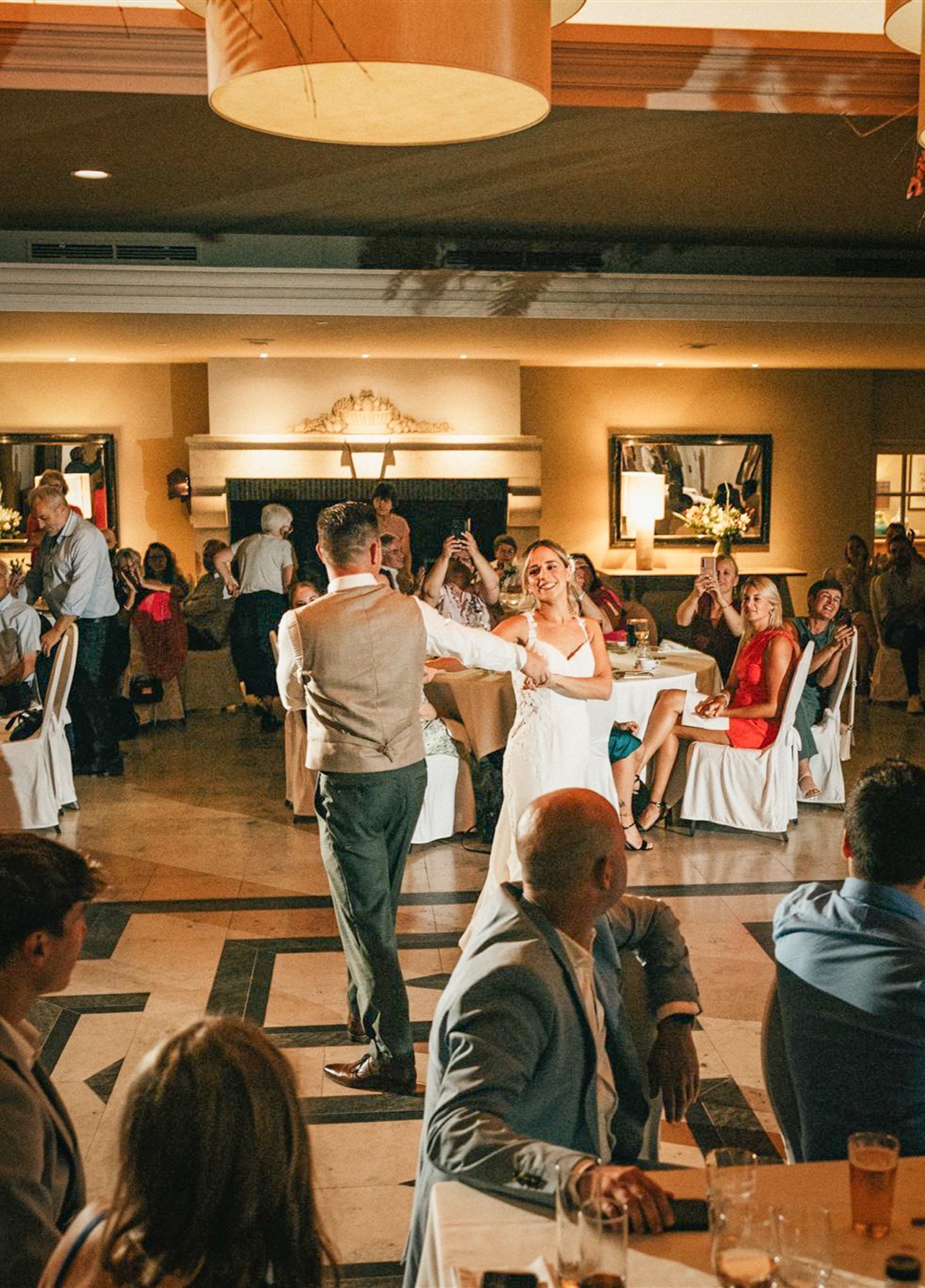 Openingsdans van het bruidspaar in de feestzaal van Hof te Rhode