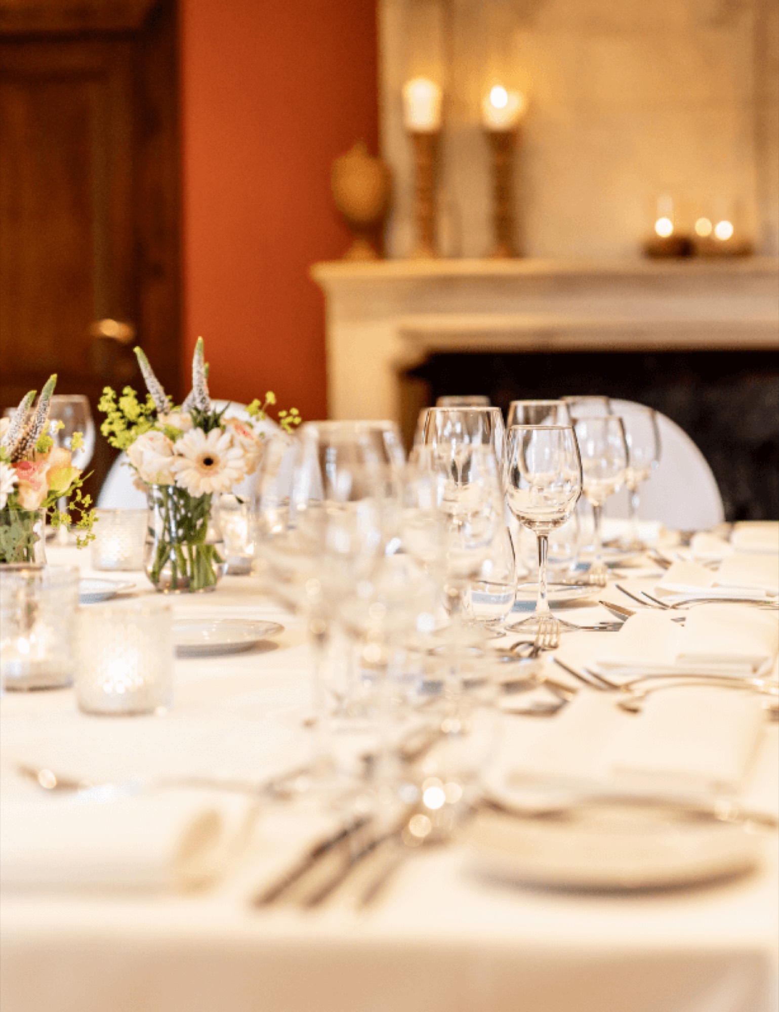 De salon met haard voor een intieme voorstelling