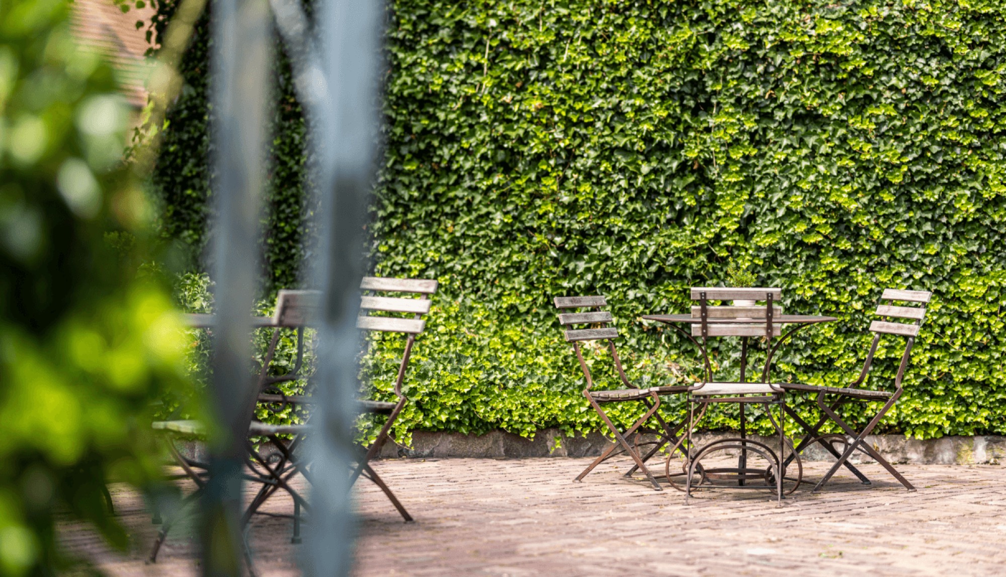 De tuin van Hof te Rhode in de zomer