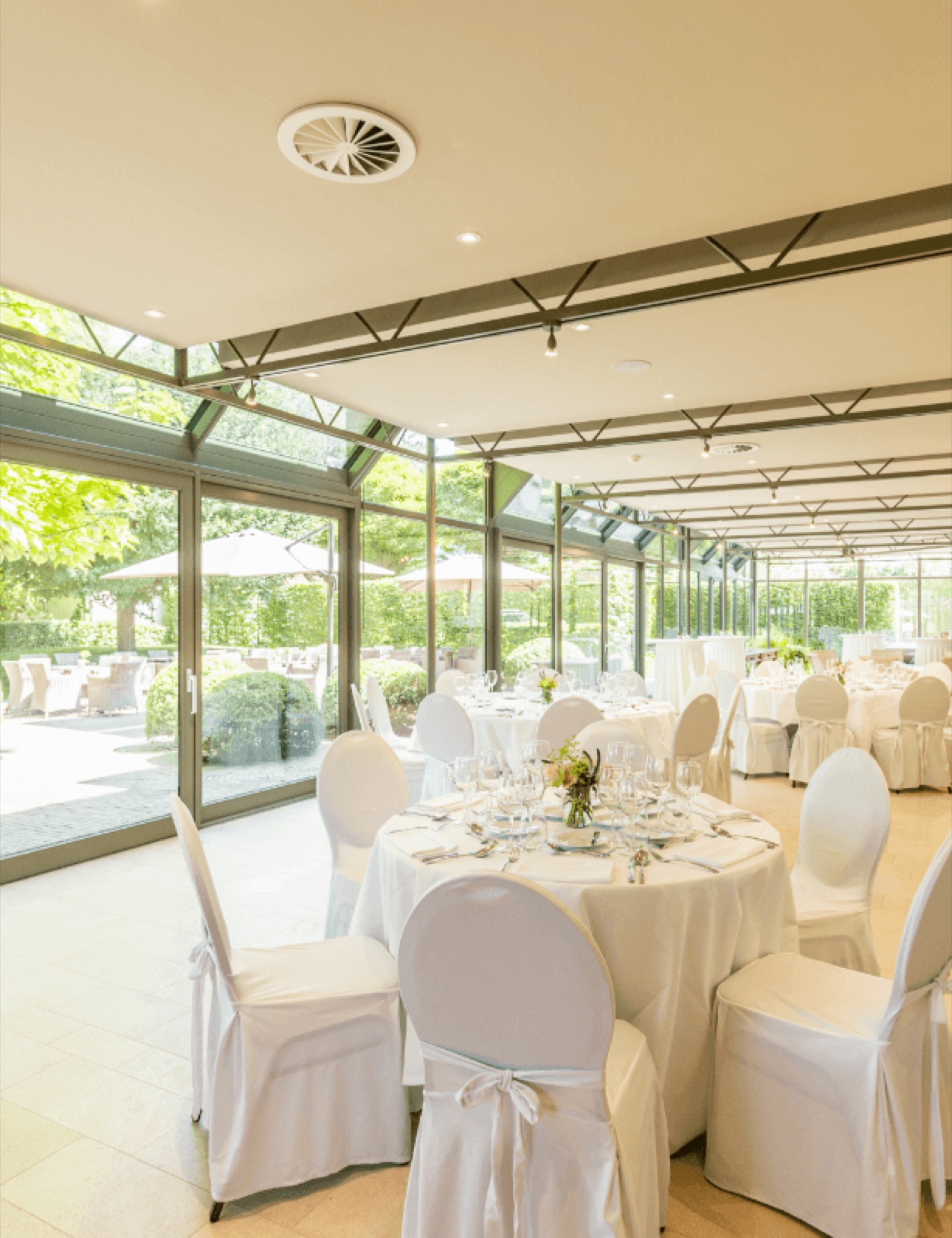 De wintertuin, klaargezet voor een lunch